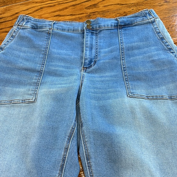 Matilda Jane Keystone tapered pull on jeans. Lightwash, elastic. Size Large. - Picture 3 of 12